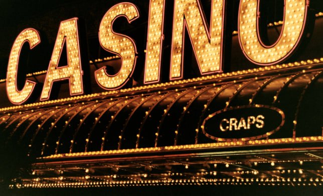 Aplikasi slot1121 di layar smartphone Android menampilkan meja dealer langsung